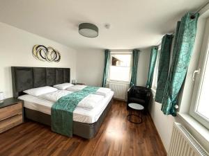 um quarto com uma cama grande e piso de madeira em COVE Appart em Hard
