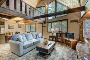 Μια τηλεόραση ή/και κέντρο ψυχαγωγίας στο Lake Creek Cabin