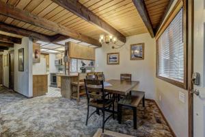 Η κουζίνα ή μικρή κουζίνα στο Lake Creek Cabin +25 φωτογραφίες