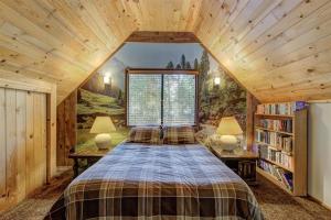Ένα ή περισσότερα κρεβάτια σε δωμάτιο στο Lake Creek Cabin