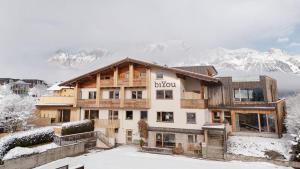 Nespecifikovaný výhled na hory nebo výhled na hory při pohledu z hotelu