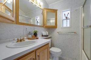 Bilik mandi di Minimalist Hideaway