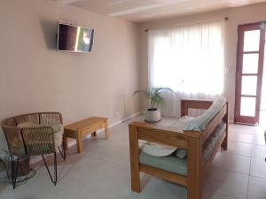 ein Wohnzimmer mit Sofa und Tisch in der Unterkunft Santa María alojamiento in Federación