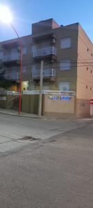 een gebouw aan de kant van een straat bij Tres Ciudades in Monte Hermoso