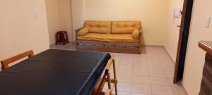 een woonkamer met een bank en een tafel bij Tres Ciudades in Monte Hermoso