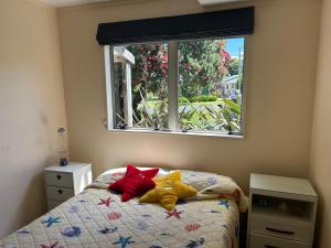 เตียงในห้องที่ Coro Beach Haven - Hahei Holiday Home