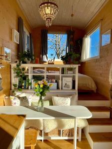 una camera con tavolo, sedie e letto di Tiny House Südschwarzwald a Efringen-Kirchen