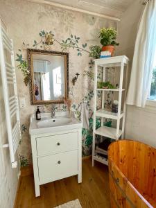bagno con lavandino bianco e specchio di Tiny House Südschwarzwald a Efringen-Kirchen