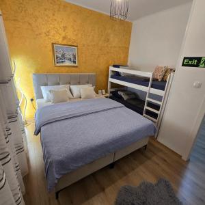 un dormitorio con una cama y dos literas en Apartman Hersek Mostar, en Mostar