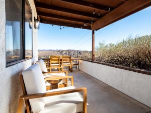 Μπαλκόνι ή βεράντα στο Stunning Mountain View Desert Home, Fire Pit, BBQ