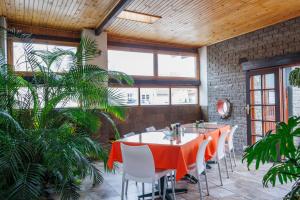 Un comedor con mesa y sillas en Haus Garnison B&B, en Swakopmund