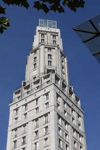 アミアンにあるLe 360 TOUR PERRET 19eme PANORAMA 4 ETOILESの背景の青空の高い建物