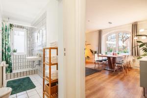 Ένα ή περισσότερα κρεβάτια σε δωμάτιο στο Eco-Apartment - Nähe Trave mit Terrasse