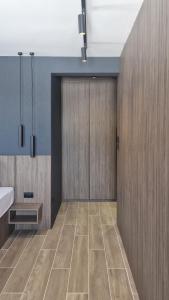 baño con armarios de madera y puerta corredera en Nova Planina Jahorina, en Jahorina
