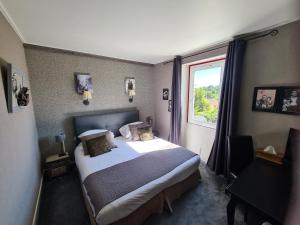 Rúm í herbergi á Logis le Relais Sarrasin