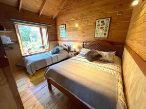 Postel nebo postele na pokoji v ubytování Hostal Pucon Sur