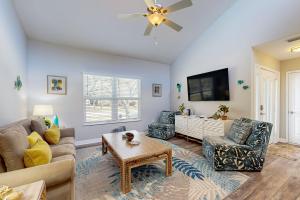 un soggiorno con un divano e un tavolo di Dog-Friendly Family-Focused Peaceful & Private Retreat a St. Augustine