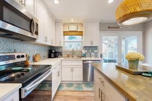 una cucina con mobili bianchi e una grande finestra di Dog-Friendly Family-Focused Peaceful & Private Retreat a St. Augustine