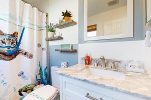 un bagno con lavandino e WC di Dog-Friendly Family-Focused Peaceful & Private Retreat a St. Augustine Altre 14 foto