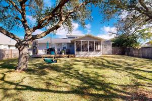 un cortile con un albero e una casa di Dog-Friendly Family-Focused Peaceful & Private Retreat a St. Augustine