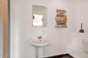 Koupelna v ubytování The Vibrant Shamrock Canterbury Retreat - Groups - Occasions - Hot Tub - Sleeps 14
