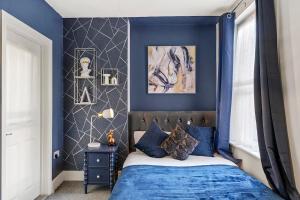 Ένα ή περισσότερα κρεβάτια σε δωμάτιο στο The Vibrant Shamrock Canterbury Retreat - Ideal for Groups & Gatherings