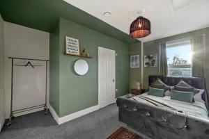 Ένα ή περισσότερα κρεβάτια σε δωμάτιο στο The Vibrant Shamrock Canterbury Retreat - Ideal for Groups & Gatherings