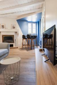 un soggiorno con un divano e una TV di Le Petit Verger, cosy 5 people a Vivonne Altre 24 foto