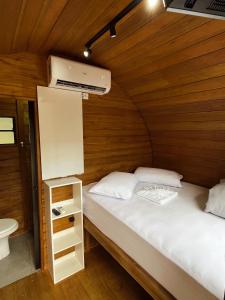 a small room with a bed in a cabin at Pousada Paiól Serrano in Agronômica
