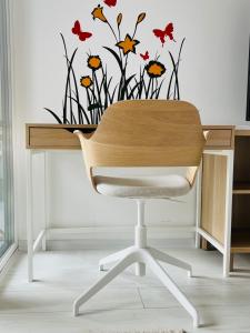 d'un bureau avec une chaise ornée de fleurs. dans l'établissement One Apartments NordOne Iulius Town, à Timişoara 15 autres photos