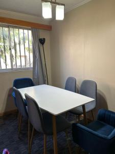 a meeting room with a table and chairs at Condominio Entre Ríos in Valdivia