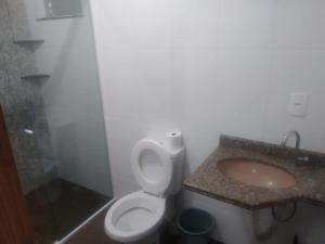 ペーニャにあるCasa na Praia Pertinho do marのトイレと洗面台付きのバスルーム