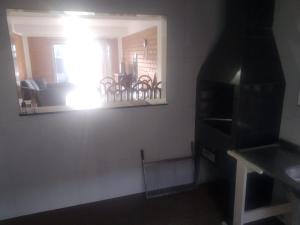 ペーニャにあるCasa na Praia Pertinho do marの窓とテーブル付きのリビングルーム