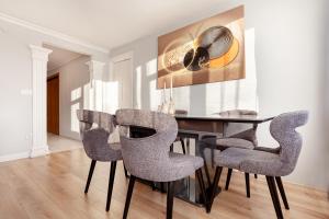 Posezení v ubytování Charming Spacious 4 Big rooms with Sweet king beds