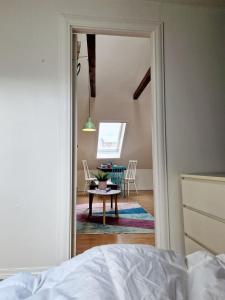 Ένα ή περισσότερα κρεβάτια σε δωμάτιο στο Top Floor Close to Grieg Hall and Town Square +24 φωτογραφίες