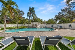 בריכת השחייה שנמצאת ב-2q Beds Studio Apt With Shared Pool 03 או באזור