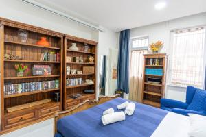 a bedroom with a blue bed and a book shelf at La Casa de Papel in Como