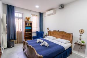 a bedroom with a bed with a stuffed animal on it at La Casa de Papel in Como