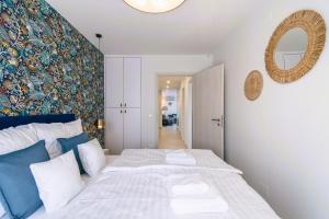 Posteľ alebo postele v izbe v ubytovaní Balaton Bliss Lakeside Apartment