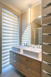Kúpeľňa v ubytovaní Balaton Bliss Lakeside Apartment + 37 fotografií
