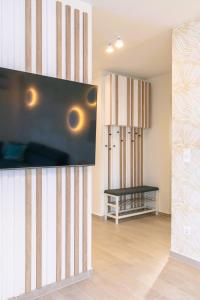 Televízia a/alebo spoločenská miestnosť v ubytovaní Balaton Bliss Lakeside Apartment