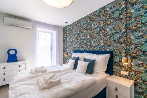 Posteľ alebo postele v izbe v ubytovaní Balaton Bliss Lakeside Apartment