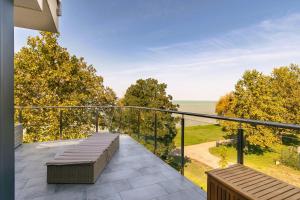 Balkón alebo terasa v ubytovaní Balaton Bliss Lakeside Apartment