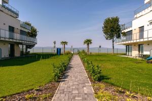 Vonkajšia záhrada v ubytovaní Balaton Bliss Lakeside Apartment