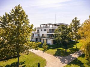 Vonkajšia záhrada v ubytovaní Balaton Bliss Lakeside Apartment