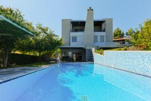 Bazén v ubytování Deluxe Chrousso Pool Villa nebo v jeho okolí