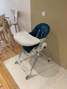 a blue and white chair sitting in a room at Le Nid Urbain in Villefranche-sur-Saône