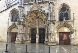 a large stone building with two entrances to it at Le Nid Urbain in Villefranche-sur-Saône +3 photos