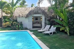 Un complejo con piscina y una casa. en Charming house with private pool in Las Terrenas, en Las Terrenas