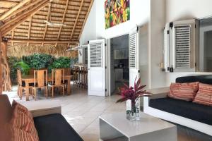 una sala de estar con un sofá y una mesa en Charming house with private pool in Las Terrenas, en Las Terrenas